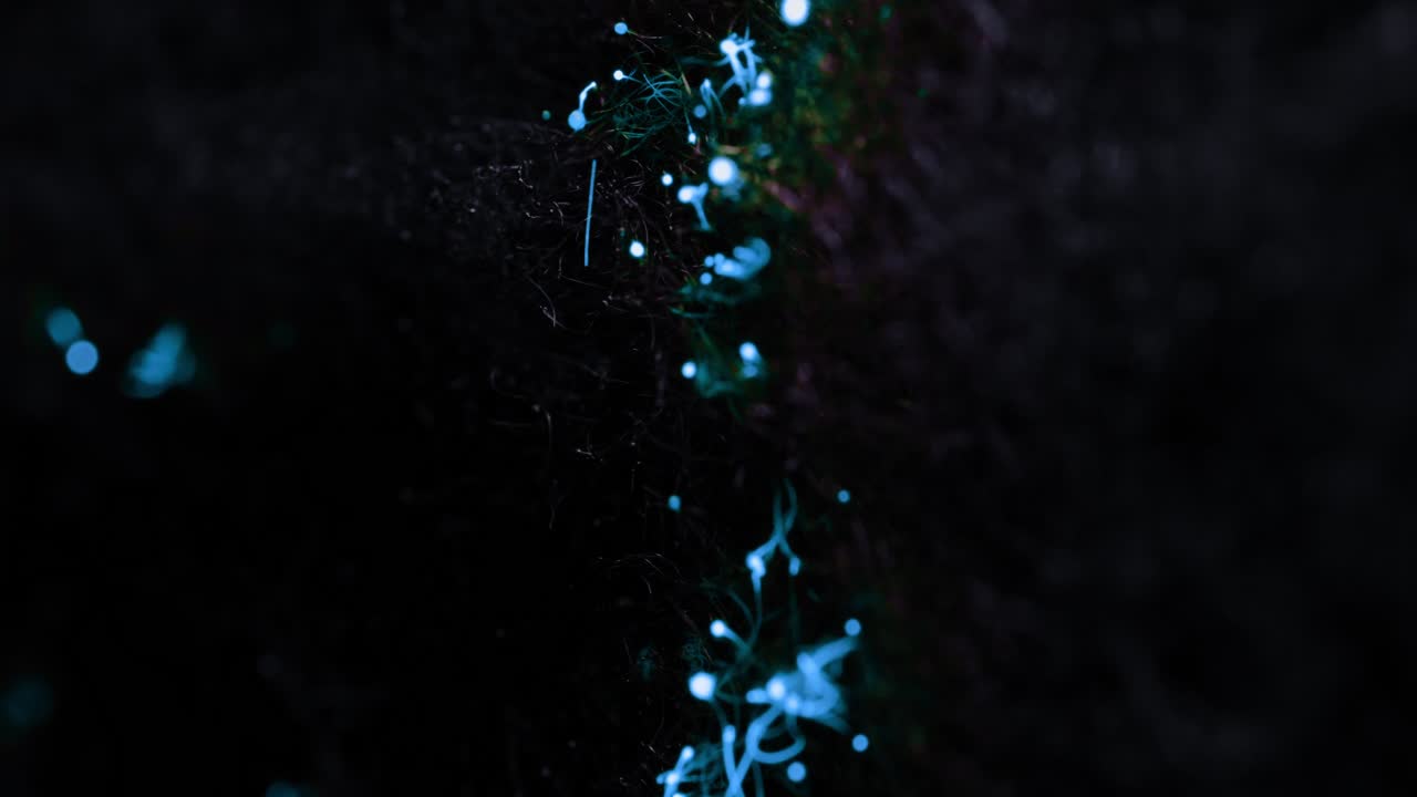 작은 파란색 전기 불꽃이 장면의 왼쪽에 있는 물질에 도달합니다.