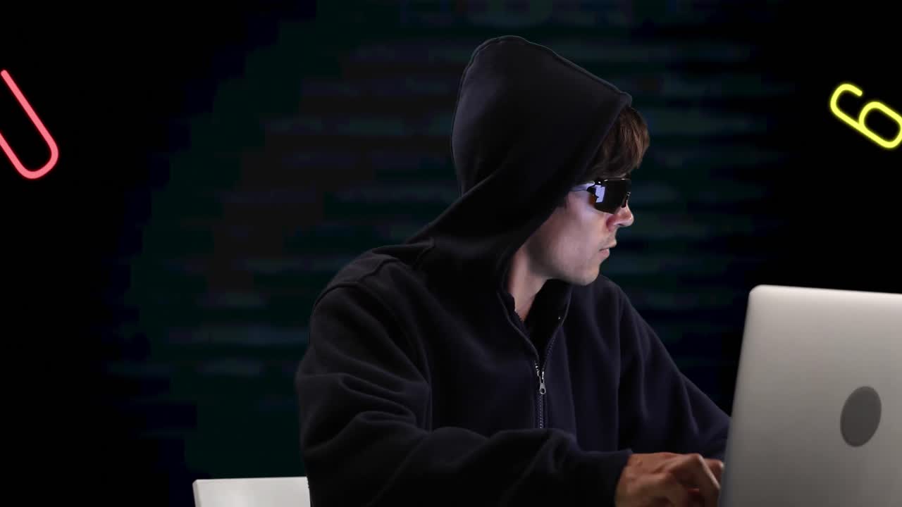 animación de números y letras sobre hacker caucásico usando computadora