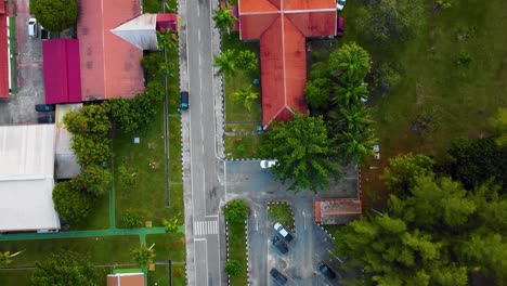 Imágenes-Cinematográficas-De-Drones-De-Efluentes-Residenciales-De-Molinos-De-Aceite-De-Palma-Consisten-En-Edificios,-Casas,-Carreteras-Principales-E-Infraestructura-Rodeadas-De-Deforestación-De-árboles-De-Aceite-De-Palma-Ubicados-En-Indonesia-En-Full-HD