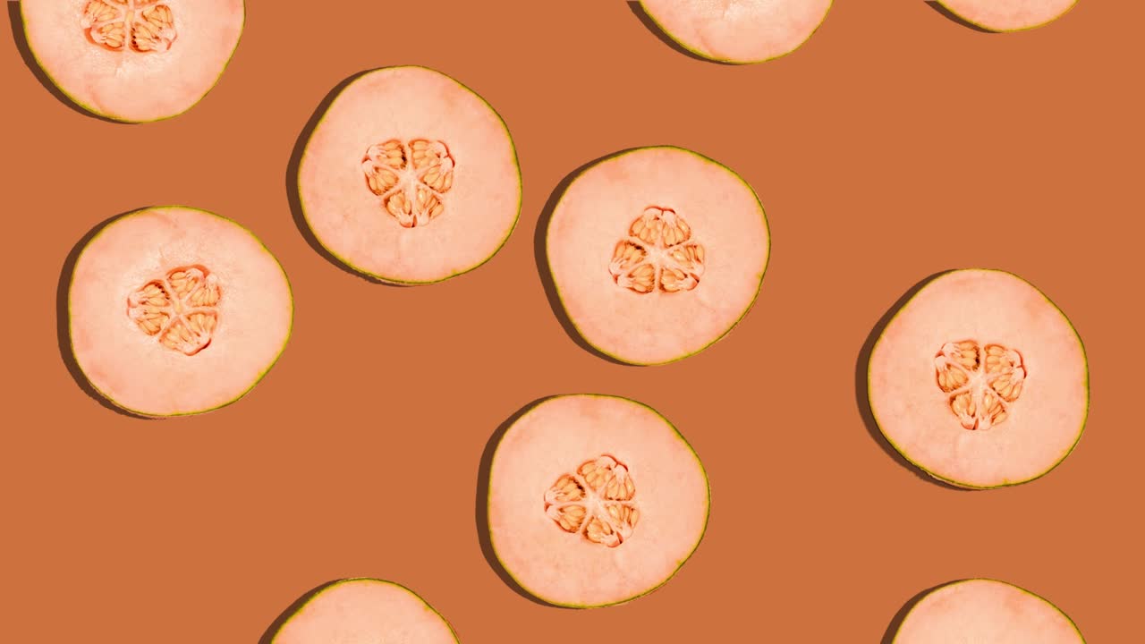 멜론 조각이 떨어지는 배경. 신선한 과일. 루프. 4k.