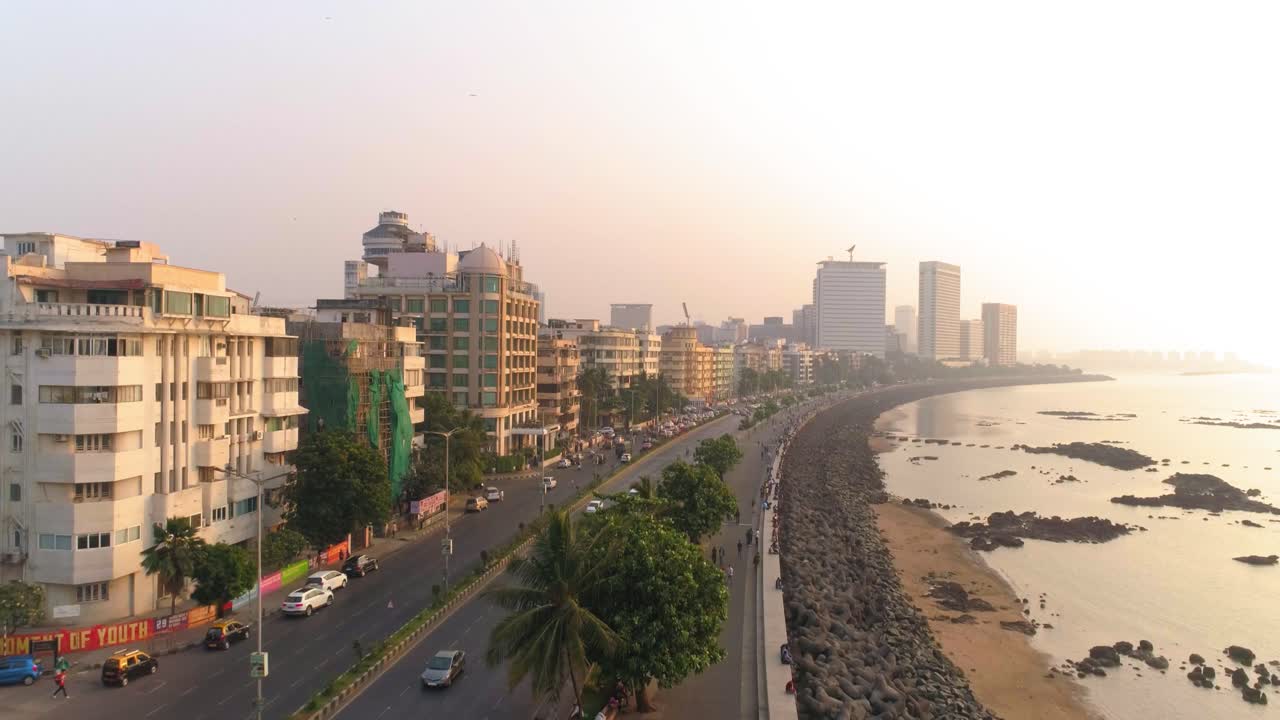 Riprese con drone della passerella più iconica di South Bombay, Marine Drive, anche conosciuta come La Collana della Regina, come vista prima della costruzione della Grande Strada Costiera di Mumbai.