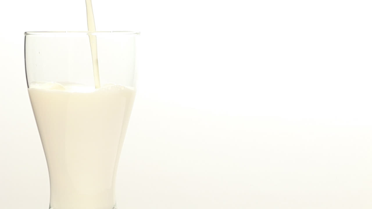 imágenes de stock vertiendo leche