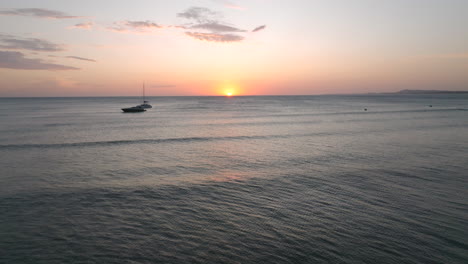 disfrutar de la belleza de una fascinante puesta de sol con barcos en punta del este, uruguay