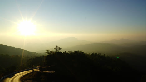 Zeitraffer-Sonnenaufgang-Mit-Bergschicht-Und-Schöner-Straße-In-Thailand