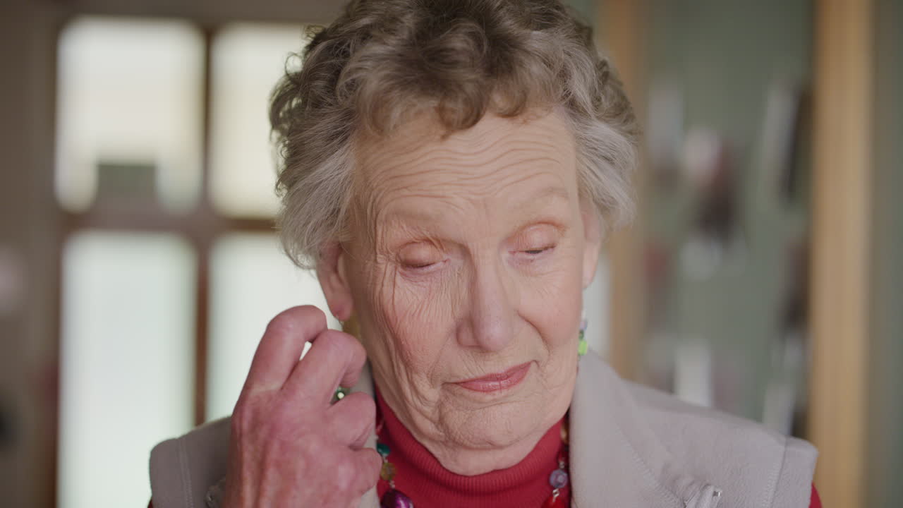 retrato de una anciana caucásica cansada, una jubilada mayor, una mujer en un hogar de ancianos.