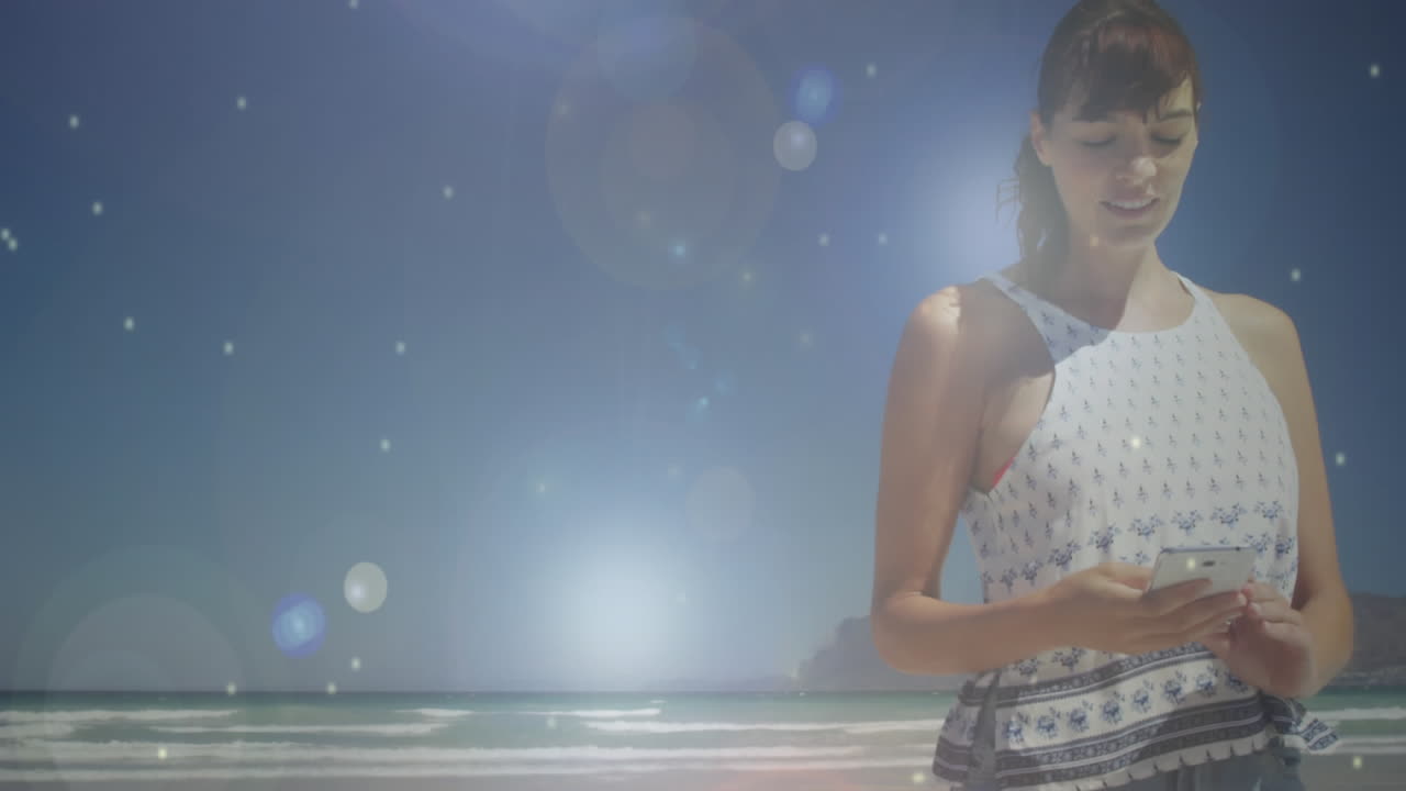 해변에서 문자 메시지를 보내는 여자