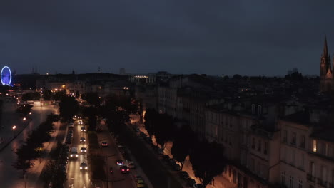 Calle-De-La-Ciudad-De-Burdeos-Por-La-Noche-Desde-La-Perspectiva-Aérea-Con-La-Iglesia-En-El-Marco