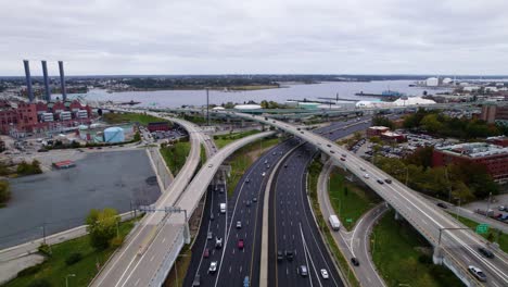 Luftaufnahme-Des-Verkehrs-Auf-Einer-Autobahn,-Die-In-Eine-Stadt-Führt