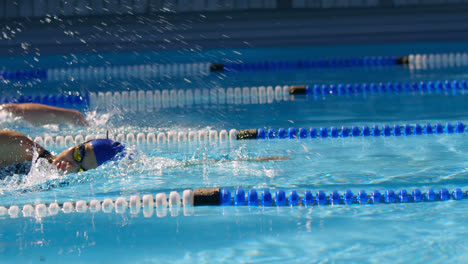 Mann-Und-Frau-Schwimmen-Gemeinsam-Im-Pool-4k