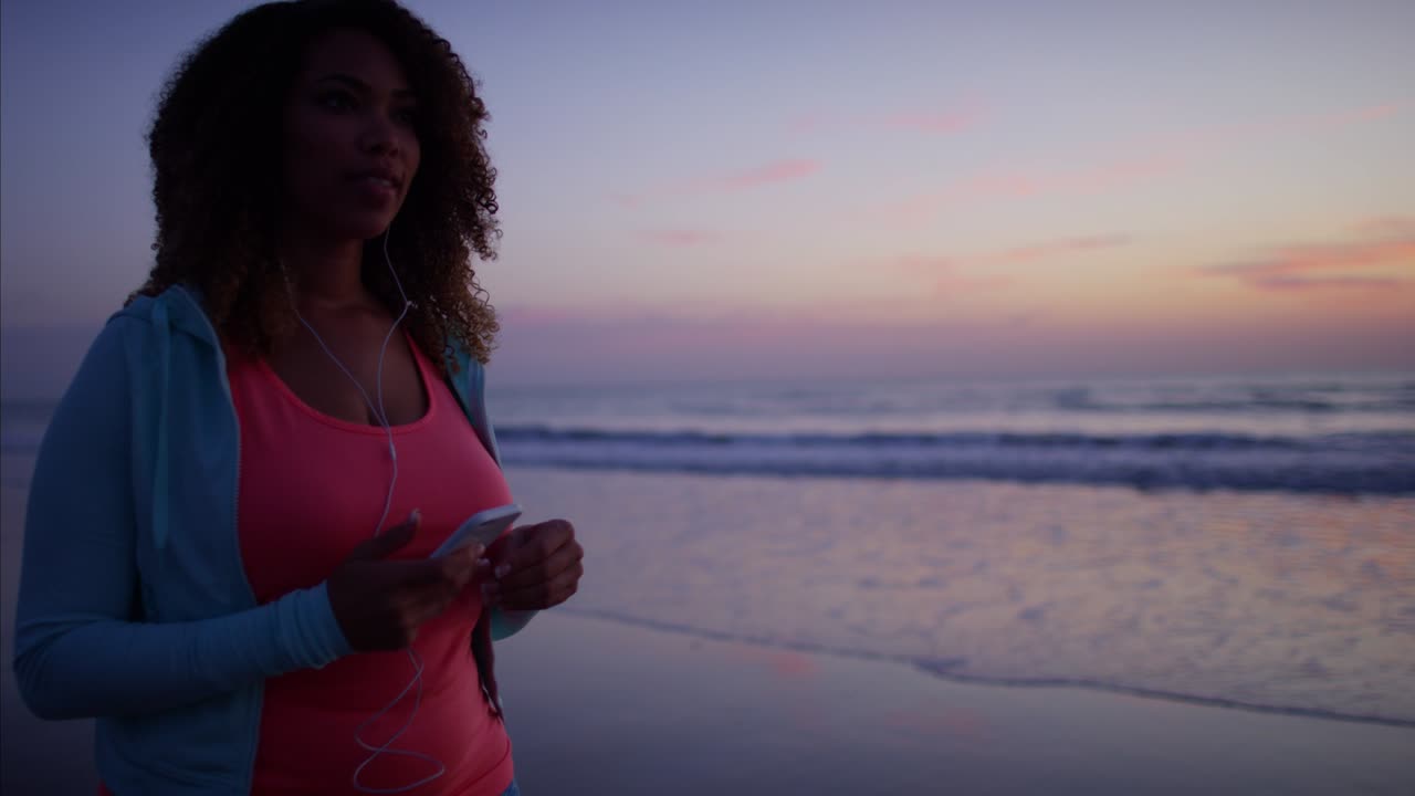 Donna afroamericana taglie forti che si allena in spiaggia