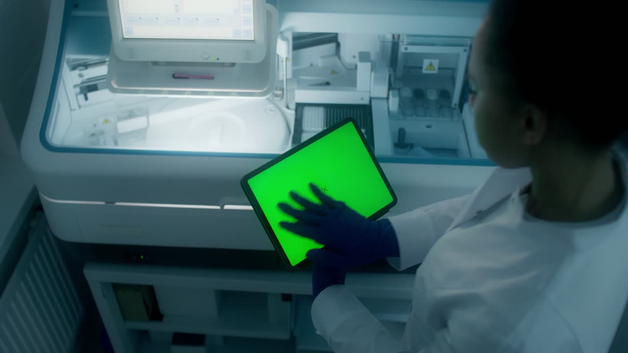 científico trabajando en una tableta en un laboratorio moderno