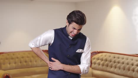 Indischer-Mann-Leidet-Unter-Rückenschmerzen