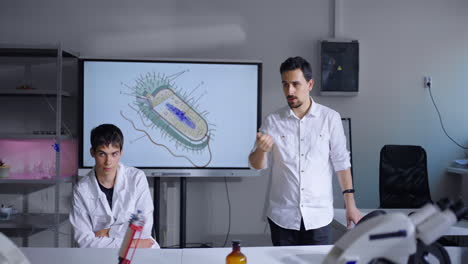 estudiantes en un laboratorio de ciencias aprendiendo sobre bacterias