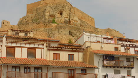 Toma-En-ángulo-Bajo-De-Los-Restos-De-Un-Castillo-Medieval-En-La-Ciudad-De-Morella,-Provincia-De-Castellon,-Comunidad-Valenciana,-España