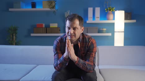 hombre sentado solo en la sala de estar en casa perdió todo, problemas de salud mental sentimientos deprimidos.