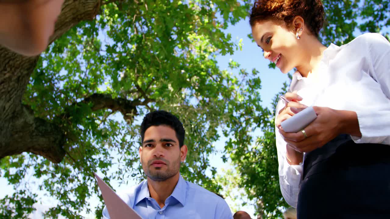 camarera tomando un pedido de una pareja