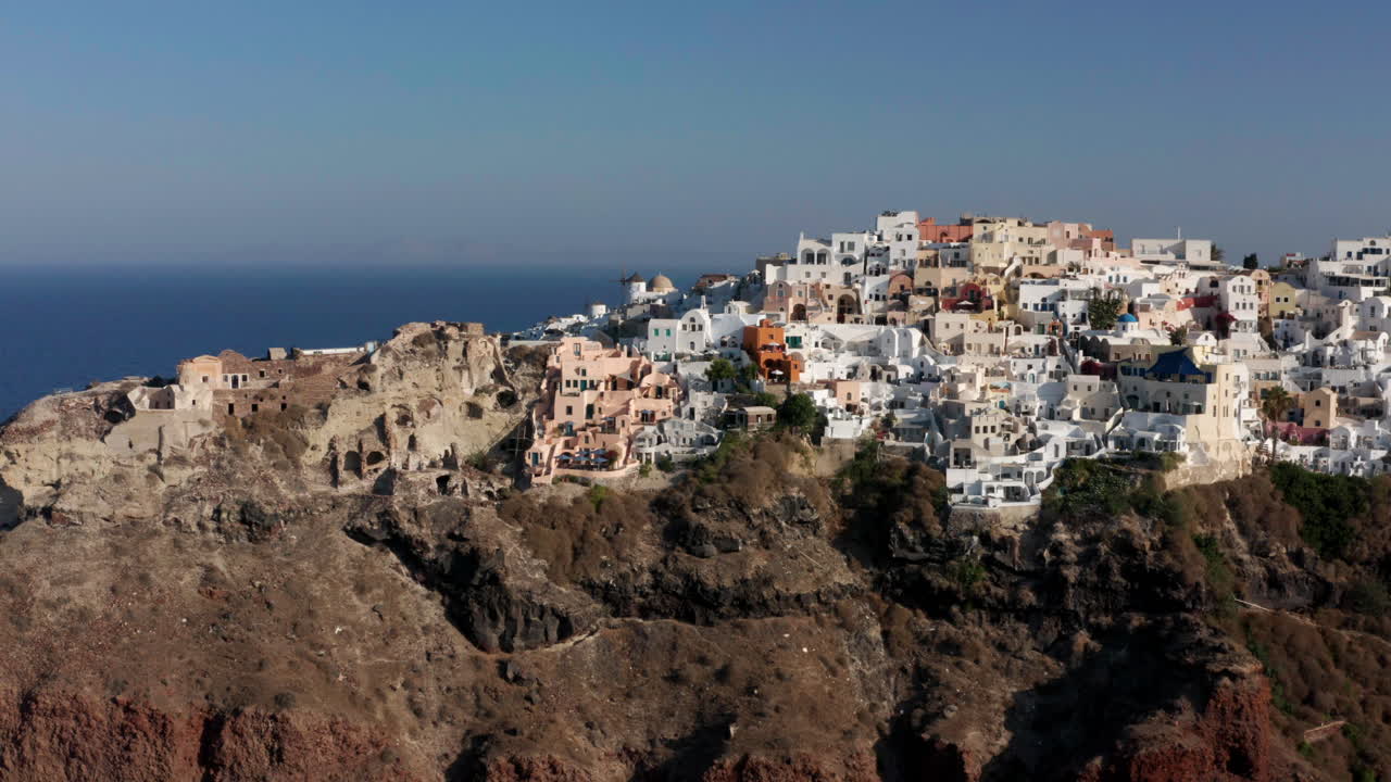 oia, pueblo griego tradicional en santorini, grecia - toma aérea de drones