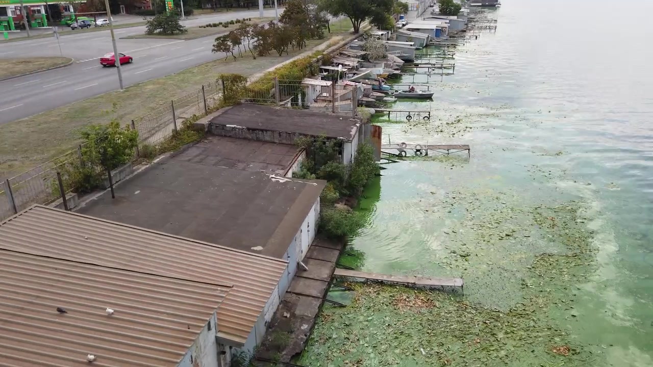 Movimento del treno sul ponte ferroviario sopra il fiume