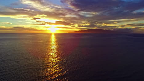 Luftaufnahme-Des-Goldenen-Sonnenuntergangs-Mit-Sonnenreflexion-Auf-Dem-Meerwasser-In-Hawaii