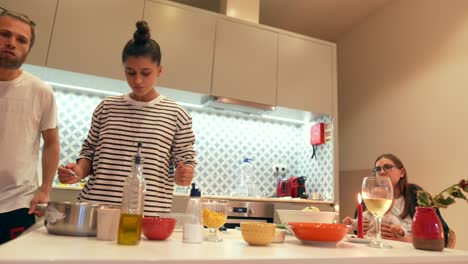 amigos cocinando juntos en casa