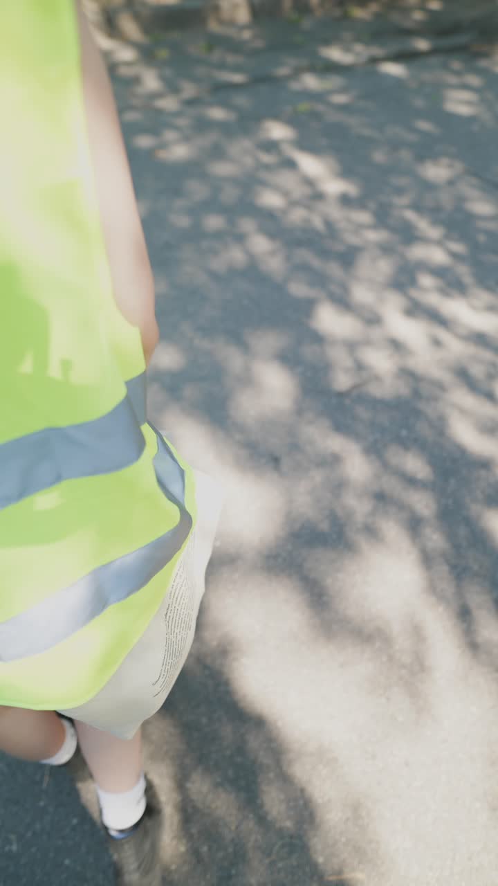 limpiador de calles recogiendo basura