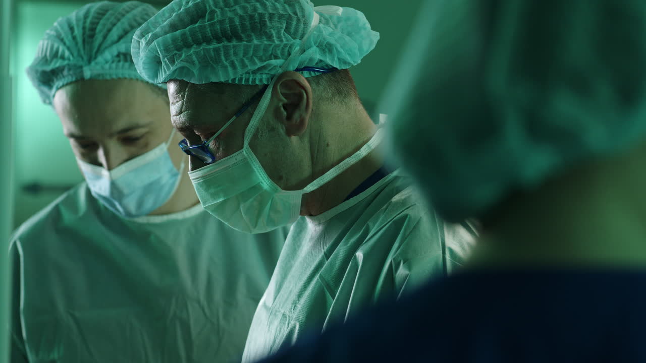 cirujanos que realizan cirugías