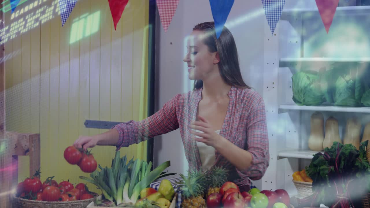 Vendedora mirando a la izquierda y señalando una cesta de tomates, revelando etiquetas de precios minoristas animadas