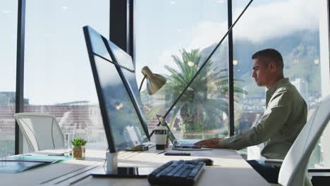 Man-using-computer-at-the-office