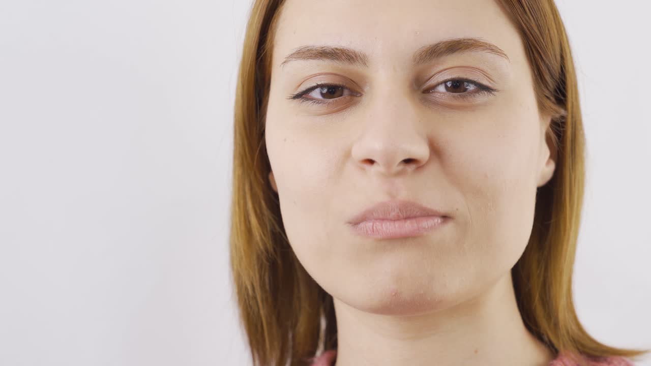 primer plano de una mujer comiendo jelly beans.