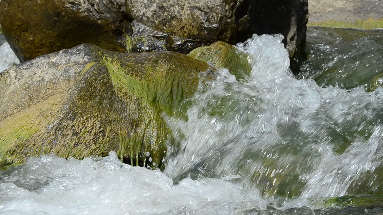 Sassi e fiume di montagna. Montagne e fiume.