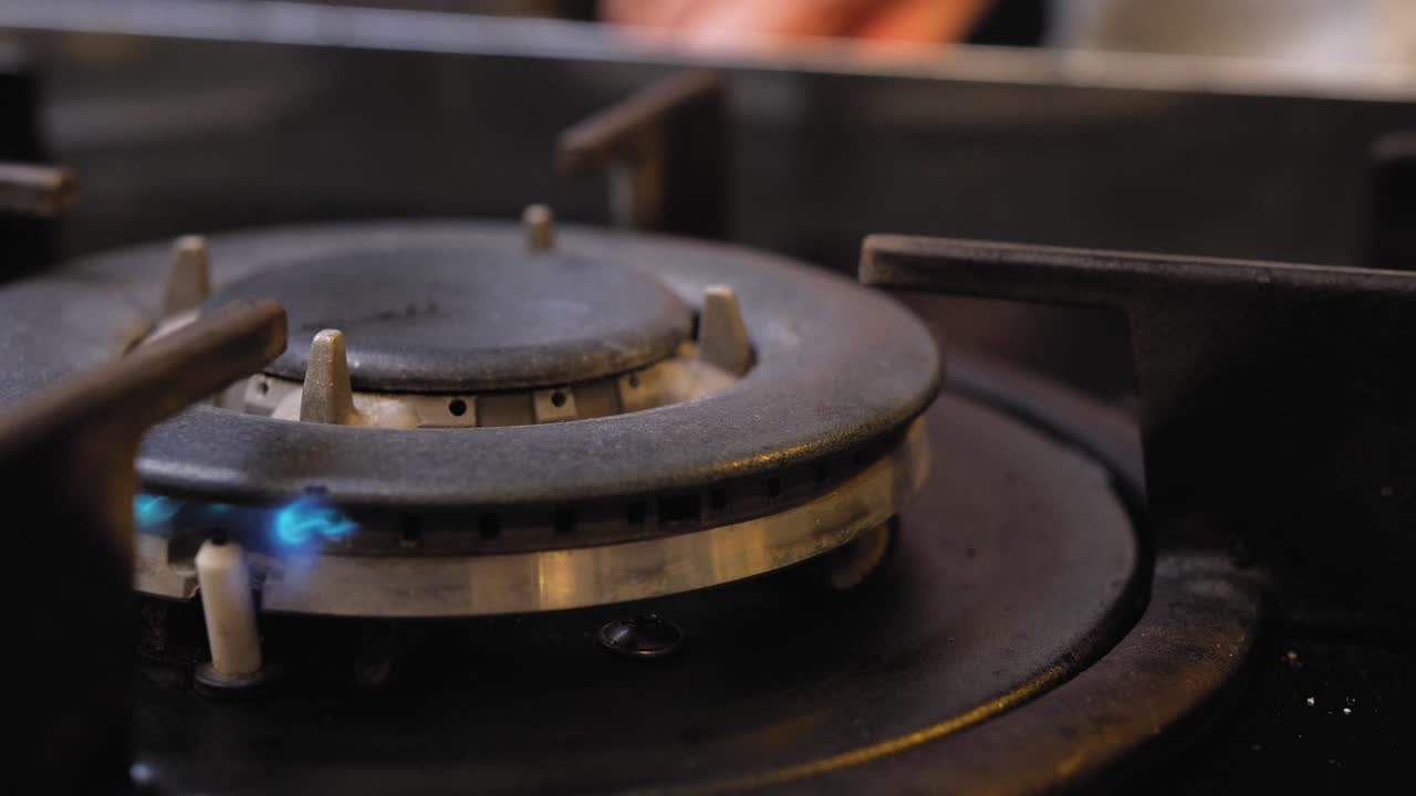 가스레인지에 버너에 불을 붙이다