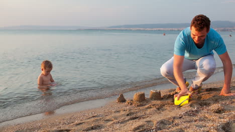 padre jugando con su hijo en la playa