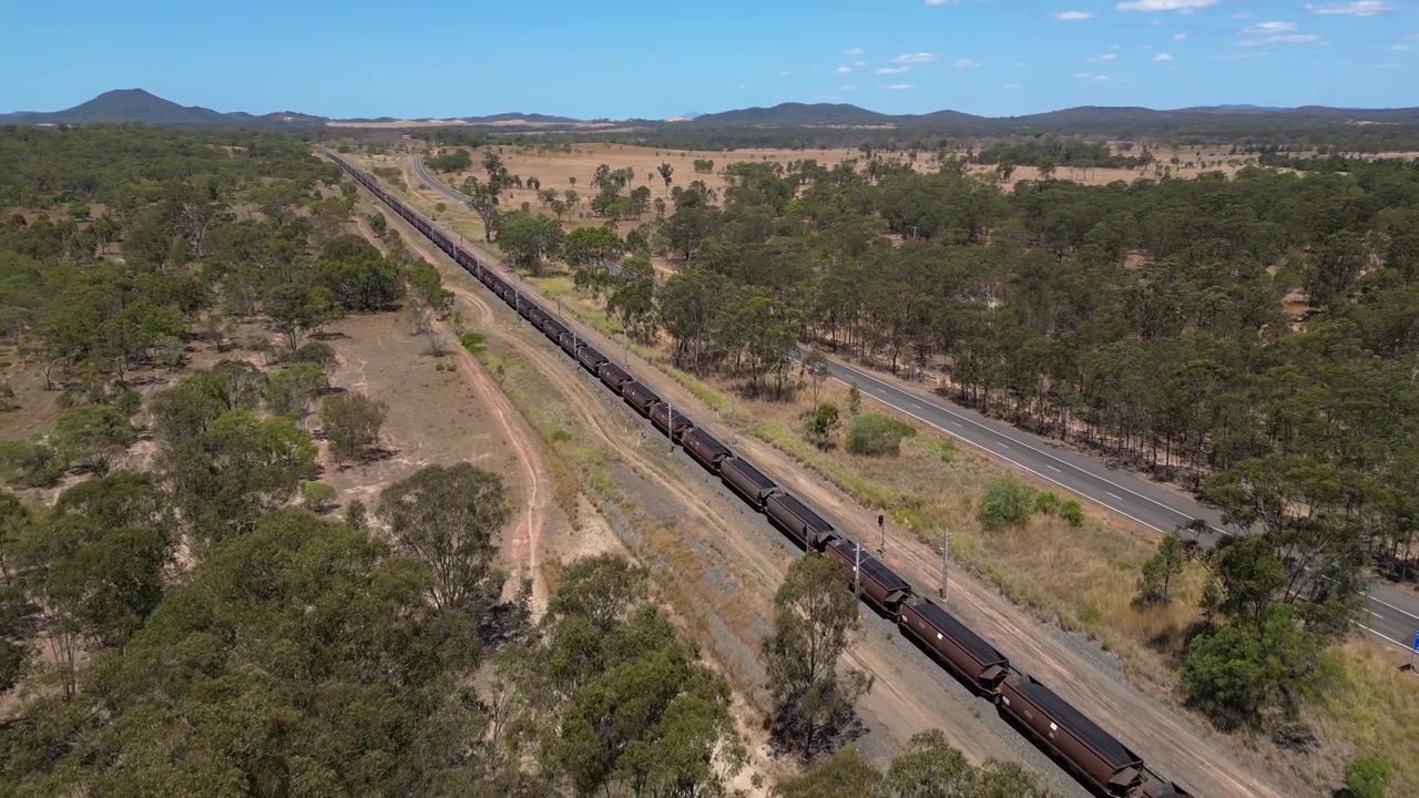Luftfotos i modsat retning over et kultog på vej mod Gladstone, Central Queensland, Australien