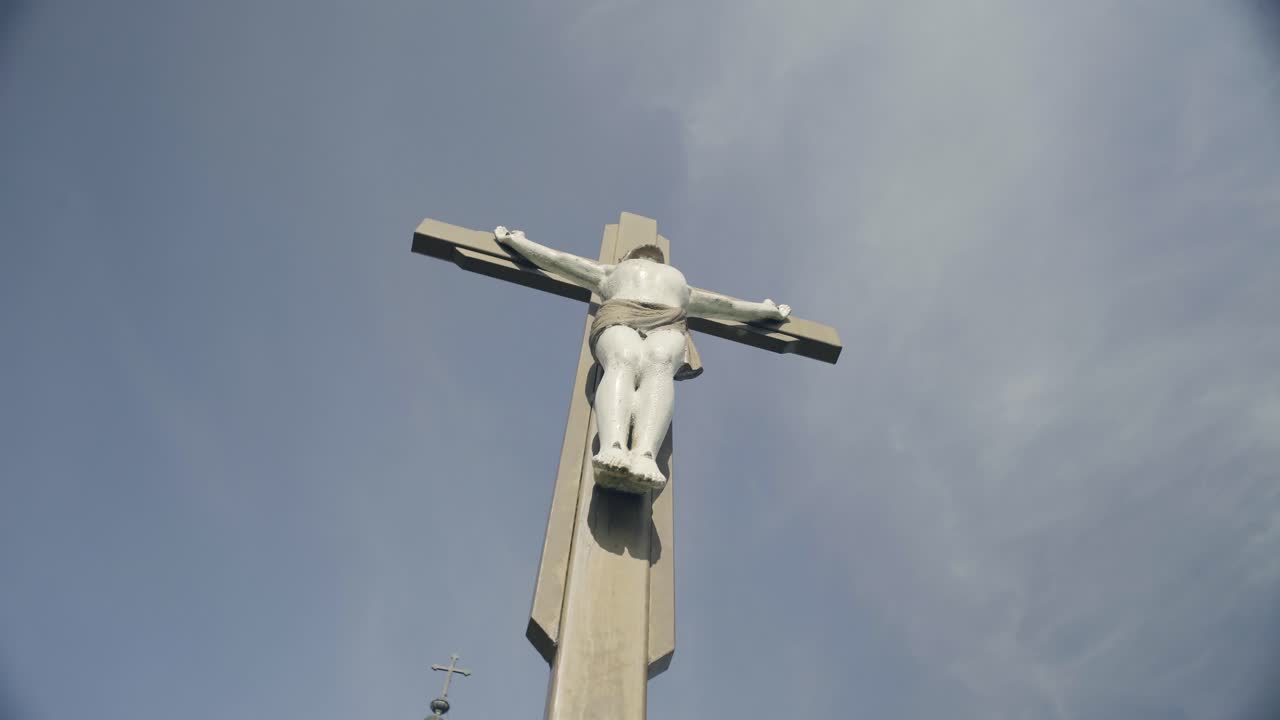 estatua de jesús mirando desde abajo afuera con cielo azul