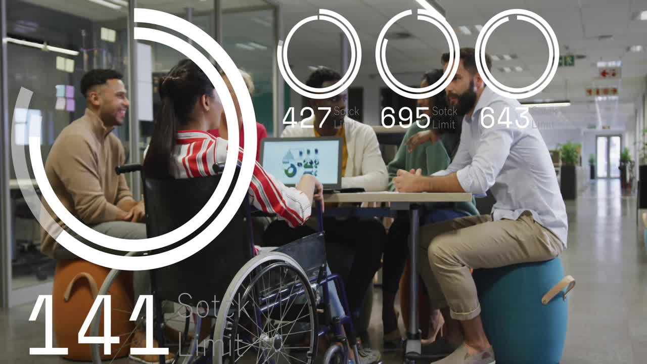 animación del procesamiento de datos digitales sobre diversas personas de negocios en la oficina