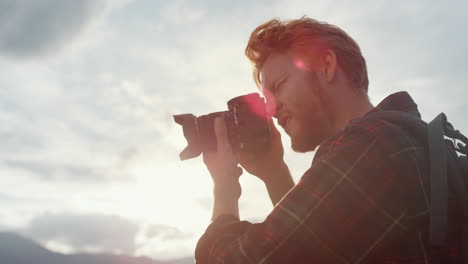 Nahaufnahme-Eines-Professionellen-Fotografen,-Der-Mit-Der-Kamera-Fotos-Von-Der-Natur-Der-Sonnenuntergangsberge-Macht.