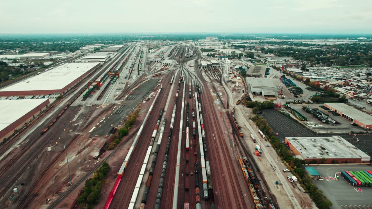 antena aérea de alto ángulo de la union pacific railroad - edificio east 5, por encima de melrose park, illinois