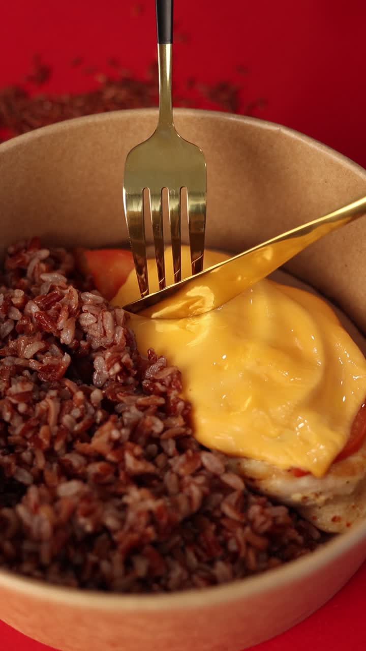 치즈, 토마토, 은 이 들어있는  가.