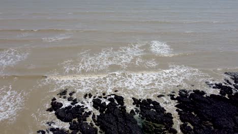 Video-De-Drones-De-4k-De-Olas-Golpeando-Las-Rocas-En-La-Costa-En-El-Reino-Unido