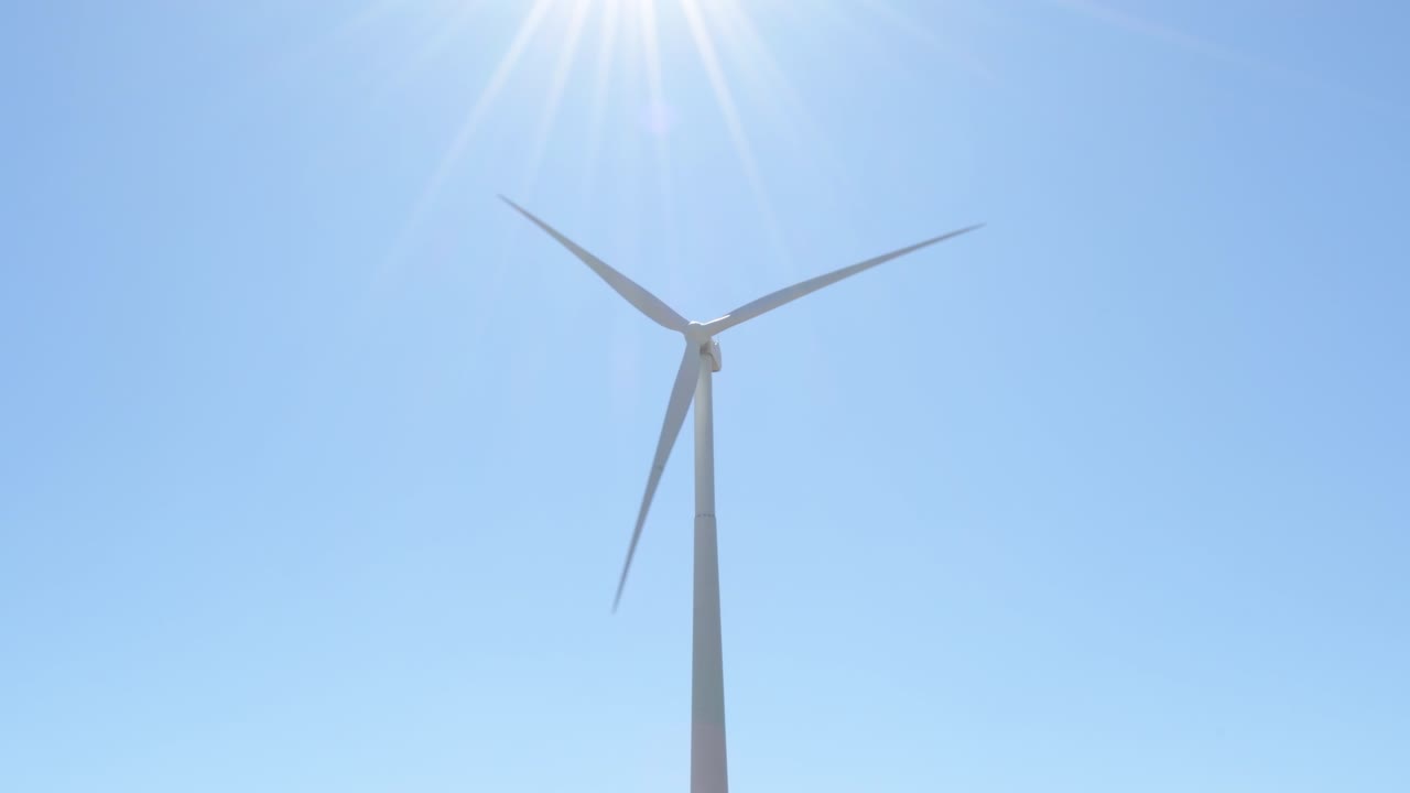 풍력 터빈이 날개를 움직이는 은 날 - 루프