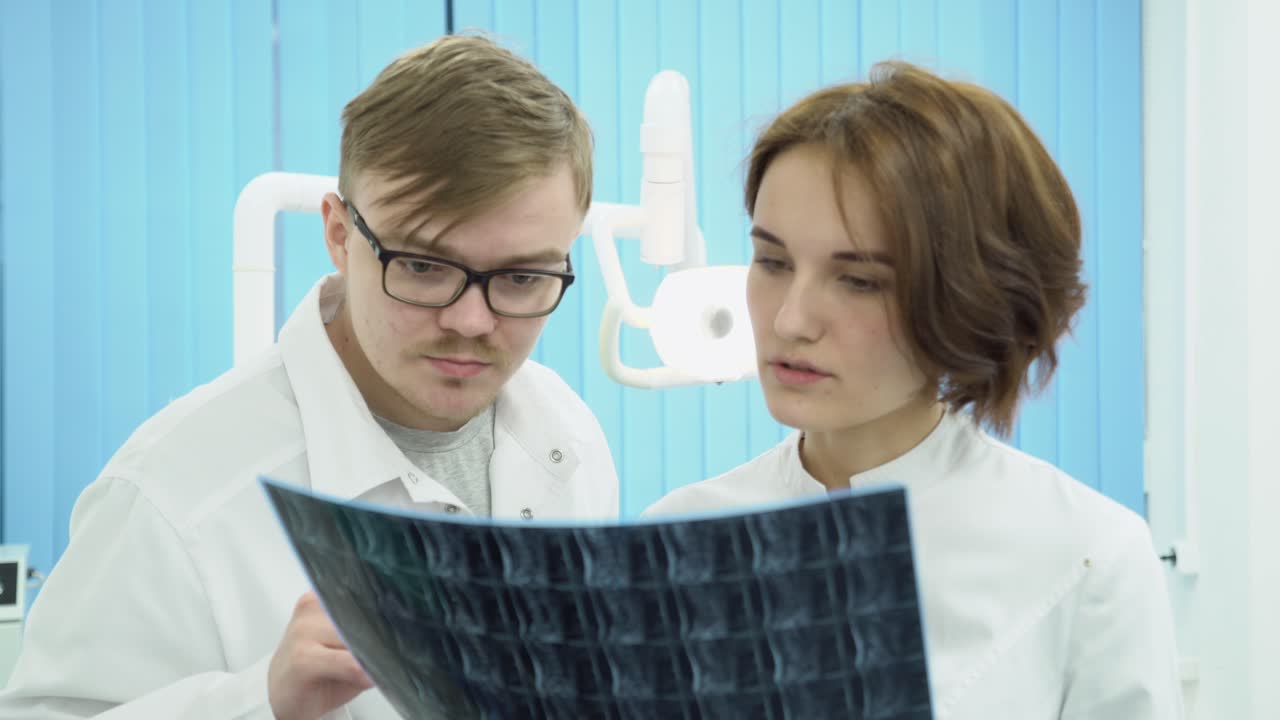 dentista que examina las radiografías