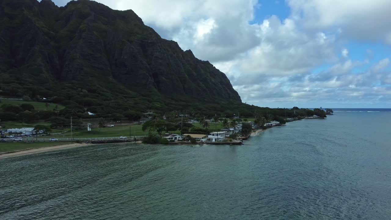 하와이 오아후에 있는 화려한 쿠알로아 비치 파크 (kualoa beach park) 를 촬영한 드론 영상입니다.
