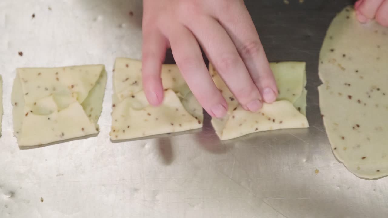 panadero de cultivos que da forma a la masa aplanada en la cocina