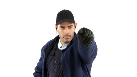 guardia de seguridad de pie y señalando en fondo blanco