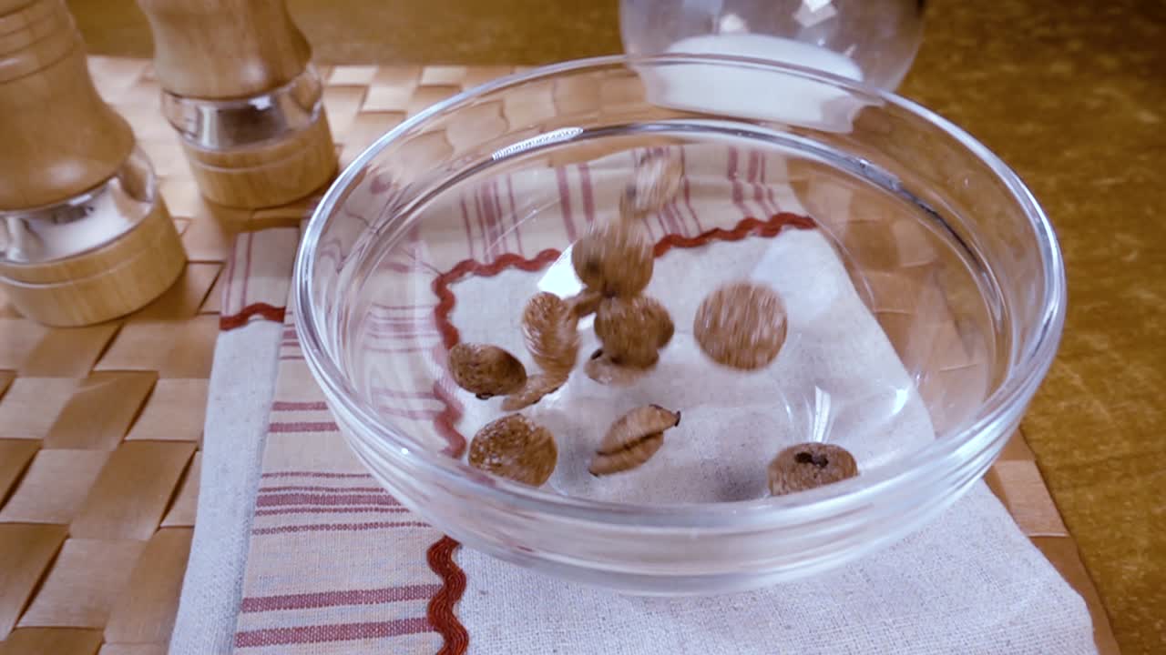 아침에 우유와 함께 맛있는 아침 식사를 위해 그 ⁇ 에  ⁇ 한 초콜릿 플레크. 회전으로 느린 영상.