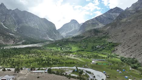 el suelo verde del valle de basho en skardu