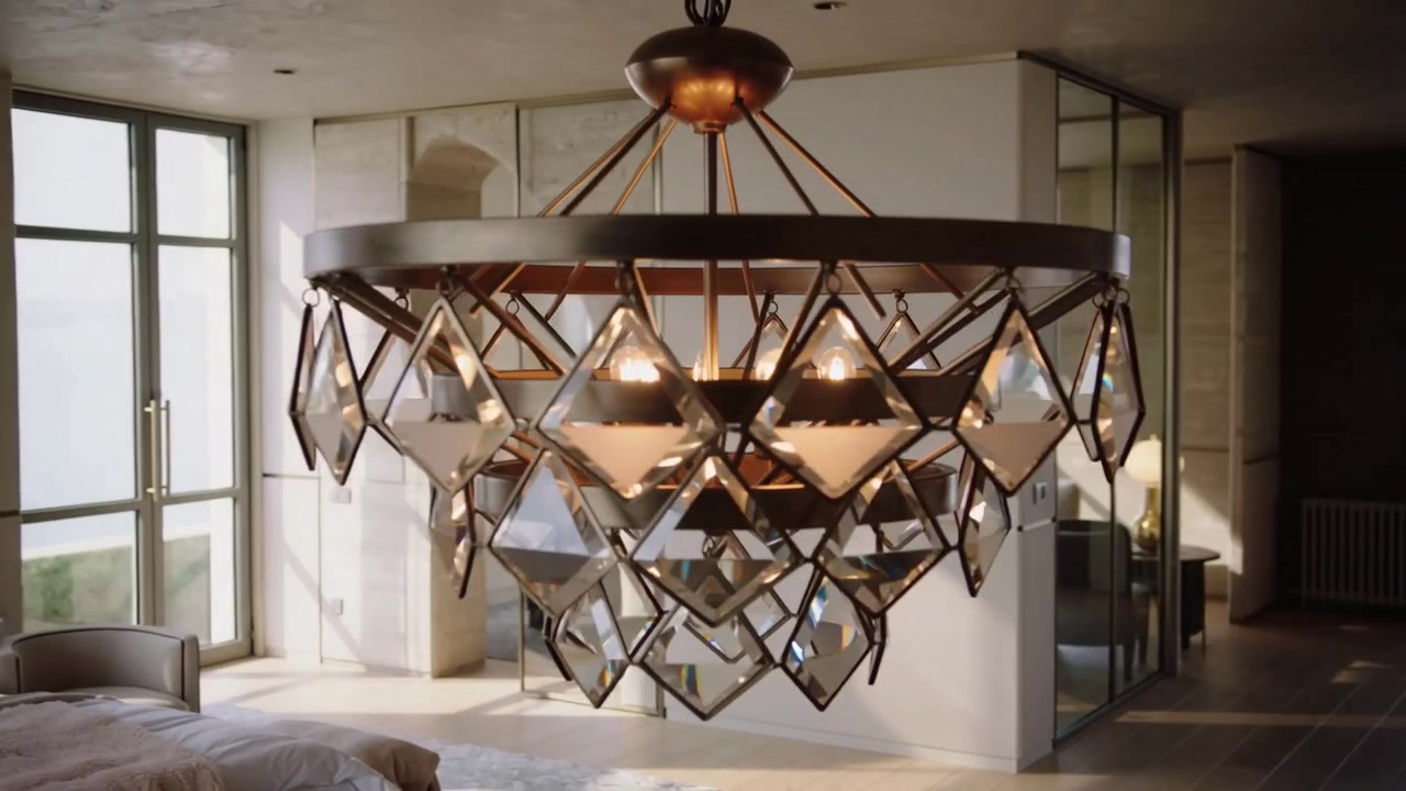 Kamera trækker sig tilbage og afslører stor geometrisk lysekrone i moderne soveværelse, viser seng og vinduer
