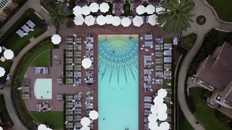 Luxuriöser-Resort-Pool