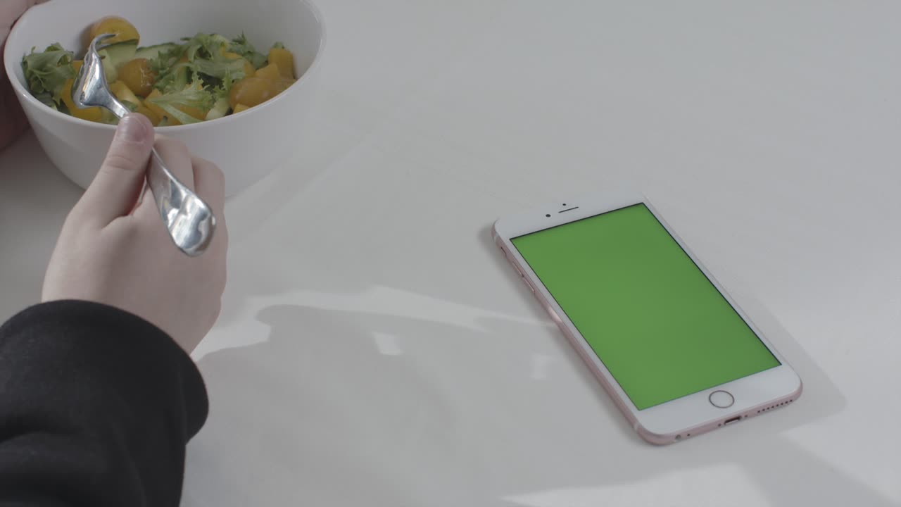 comida familiar y grabación con teléfono inteligente