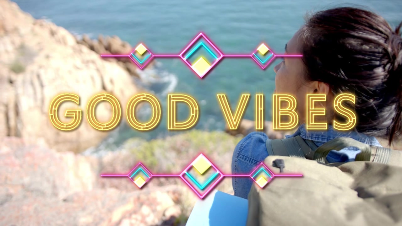 Kvinde sidder på klippe og ser "GOOD VIBES" overlay animere omrids, fylde og falme til markedsføring.